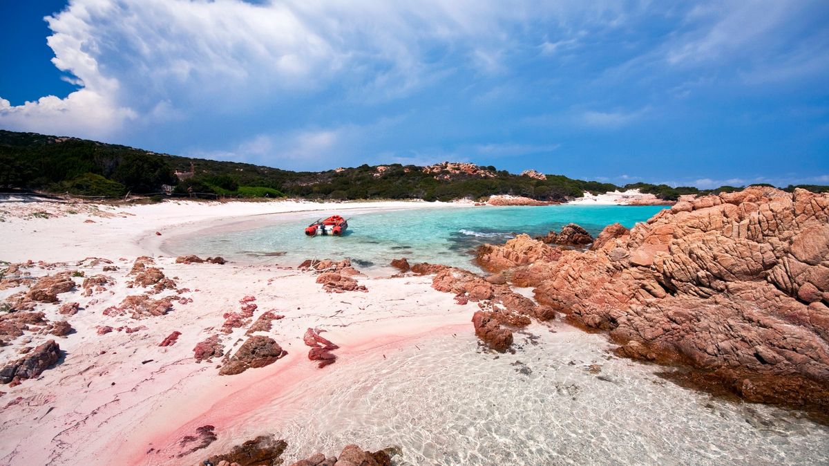 Na sardinskou růžovou pláž ani krok. Turistům hrozí za vstup desetitisícové pokuty
